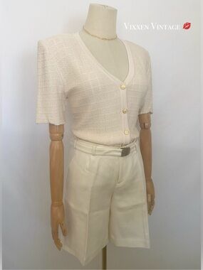 VINTAGE 1990’S ST. JOHN ‘OLD MONEY’ SHORT SLEEVE V-NECK BUTTON UP KNIT TOP